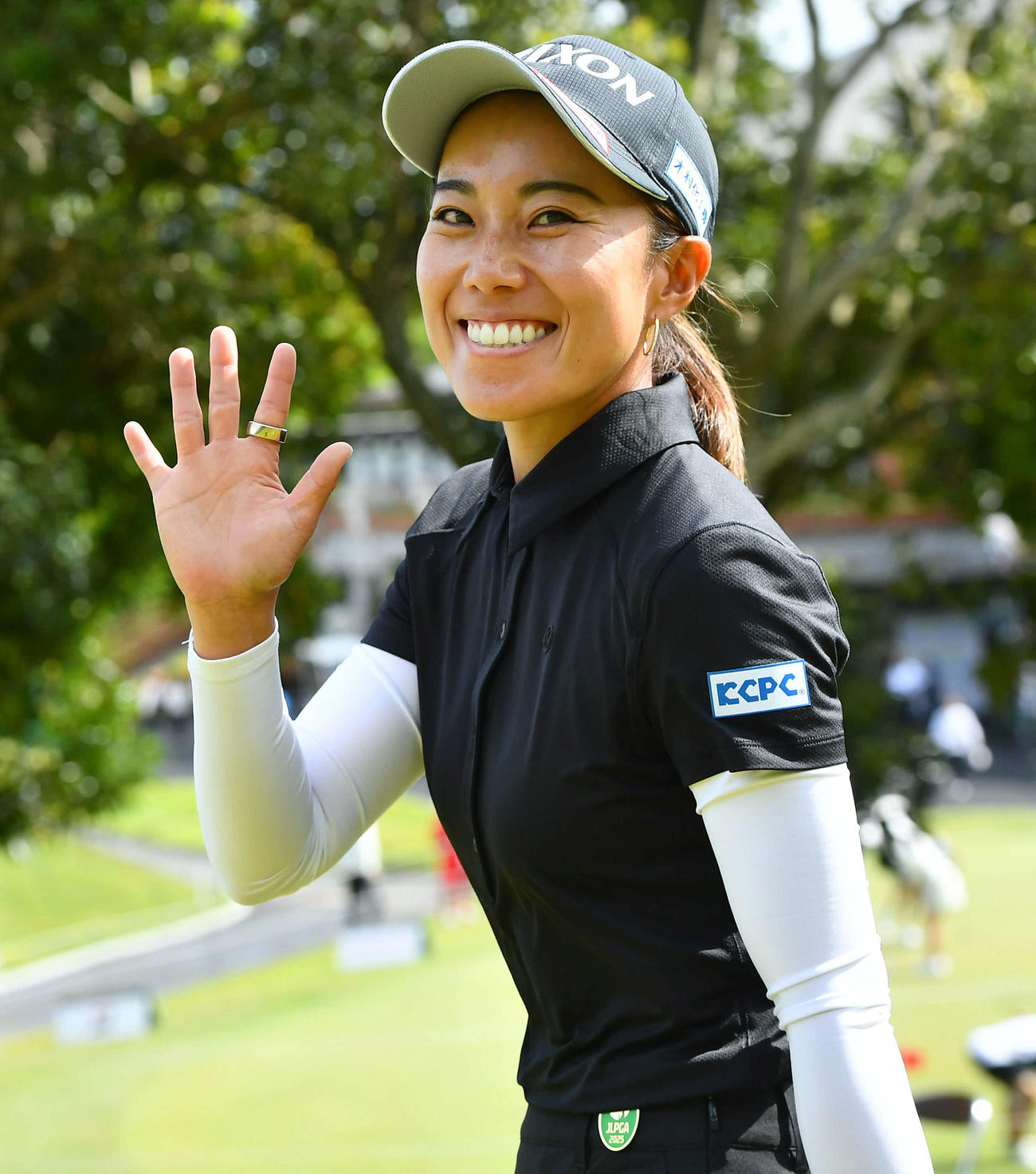 10番、カメラに笑顔で手を振りながら第2打へ向かう中山（撮影・岩下翔太）