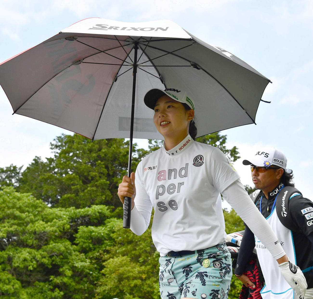 11番、日傘をさして第2打へ向かう菅（撮影・岩下翔太）