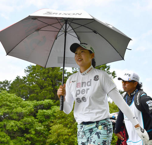 11番、日傘をさして第2打へ向かう菅（撮影・岩下翔太）