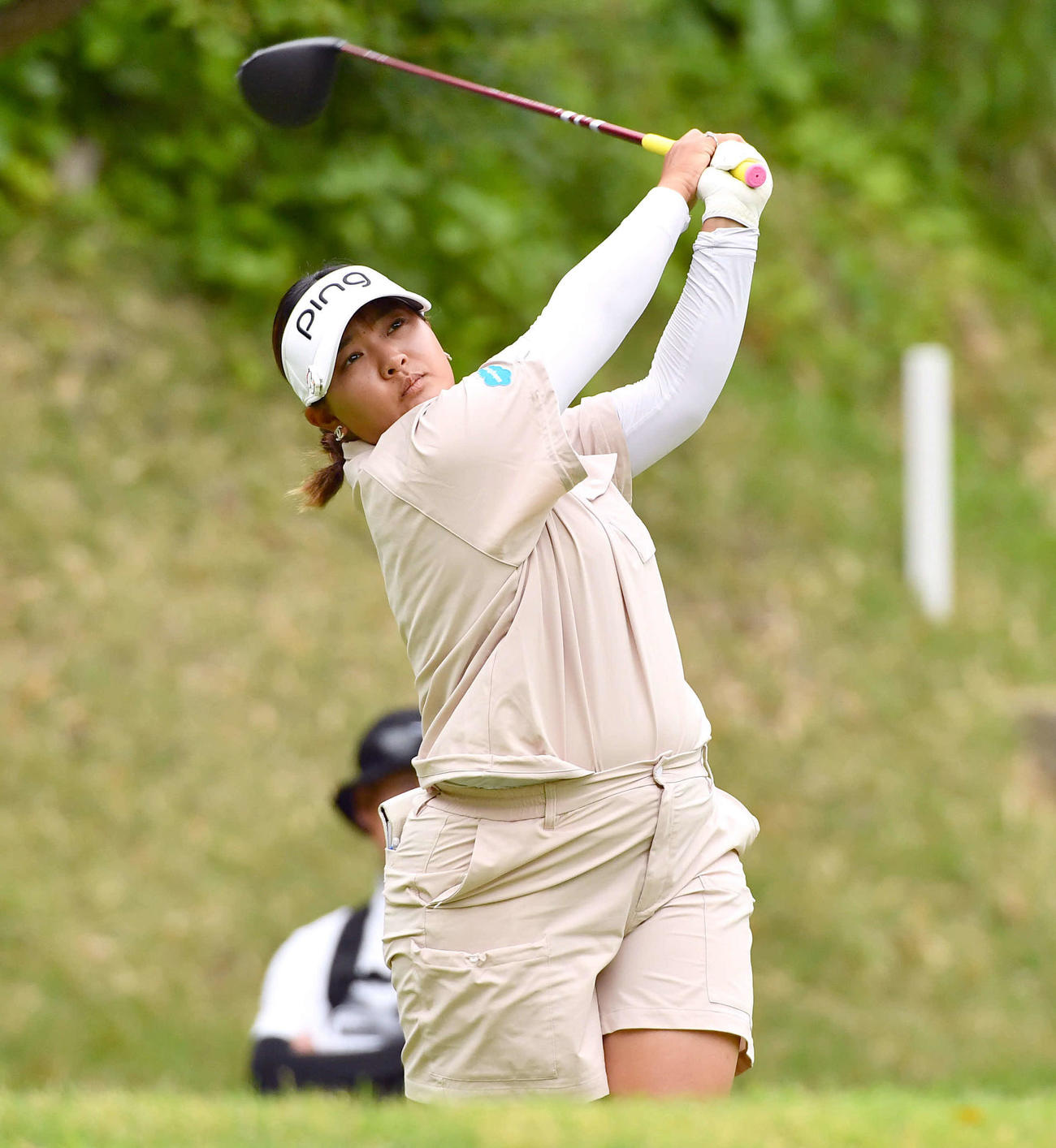 6番、ティーショットを放つ鈴木（撮影・岩下翔太）