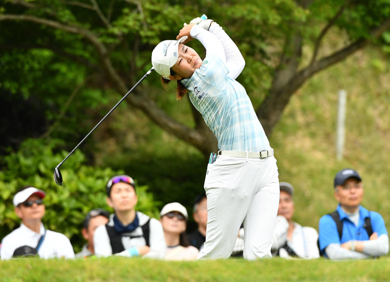 6番、ティーショットを放つ神谷（撮影・岩下翔太）