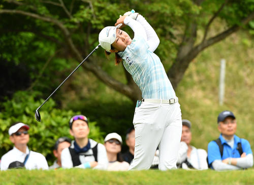 6番、ティーショットを放つ神谷（撮影・岩下翔太）
