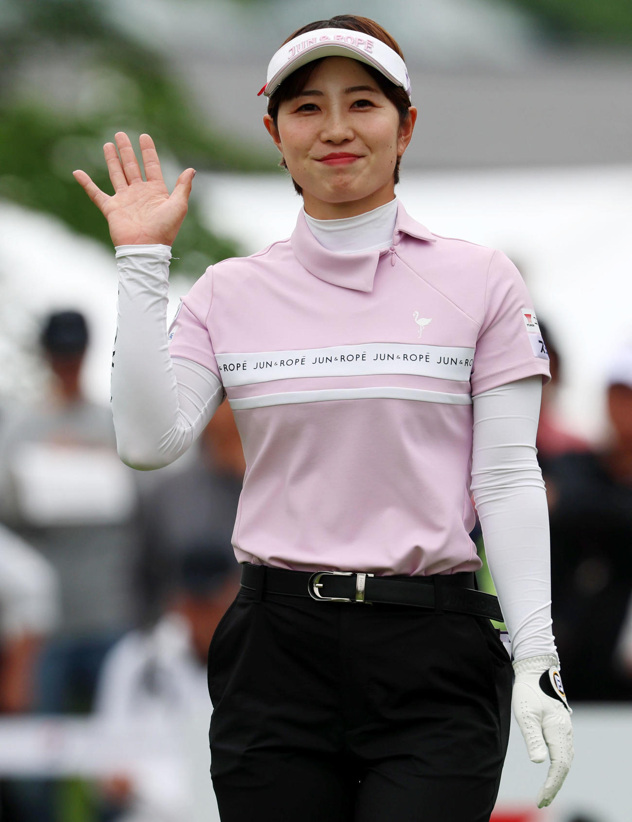 ブリヂストンレディース第3日　10番、ティーショットを終え手を振りながら歩き出す蛭田みなみ（撮影・加藤哉）