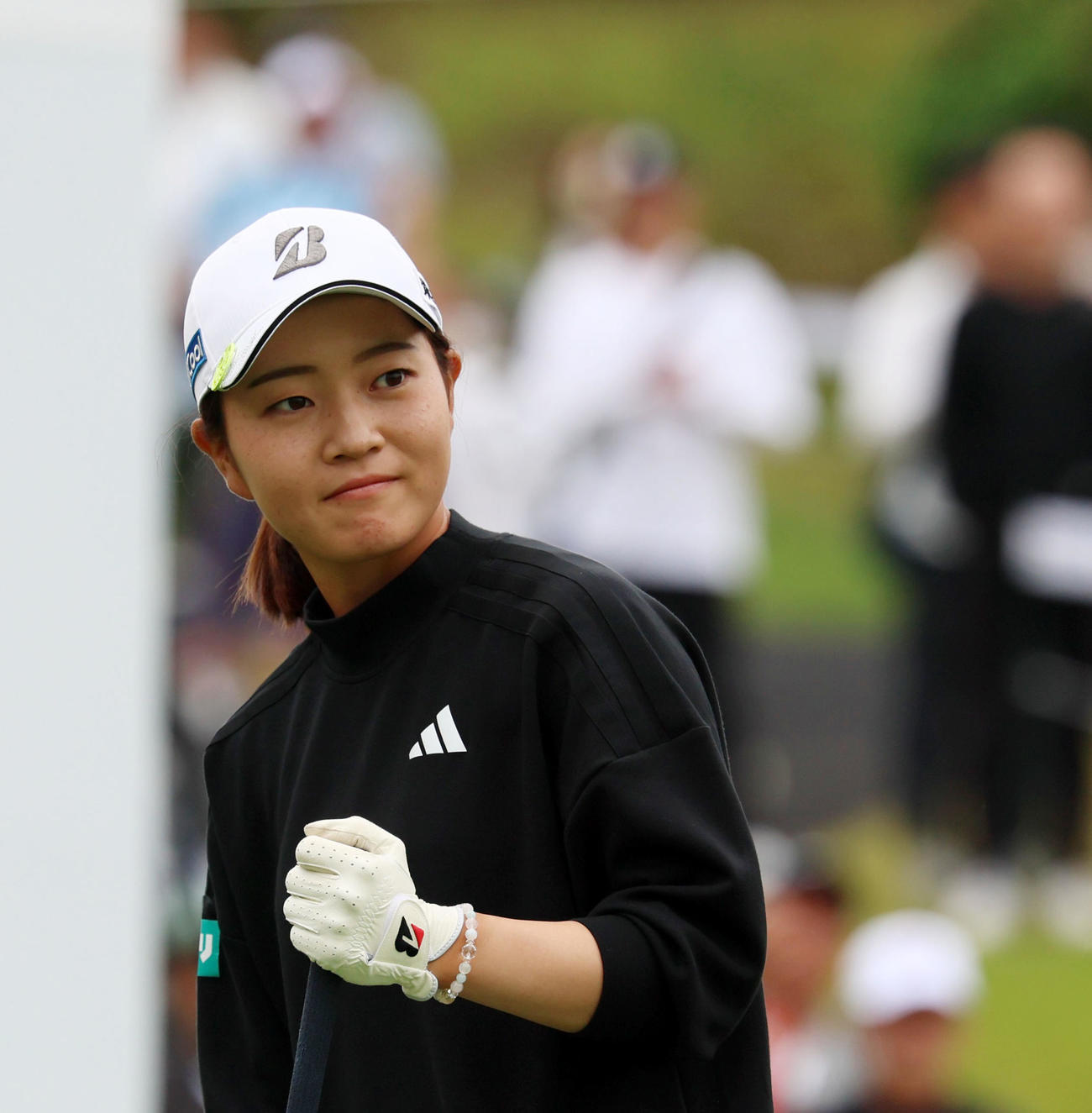 ブリヂストンレディース第3日　1番、ティーショット前に明るい表情を見せる佐藤心結（撮影・加藤哉）