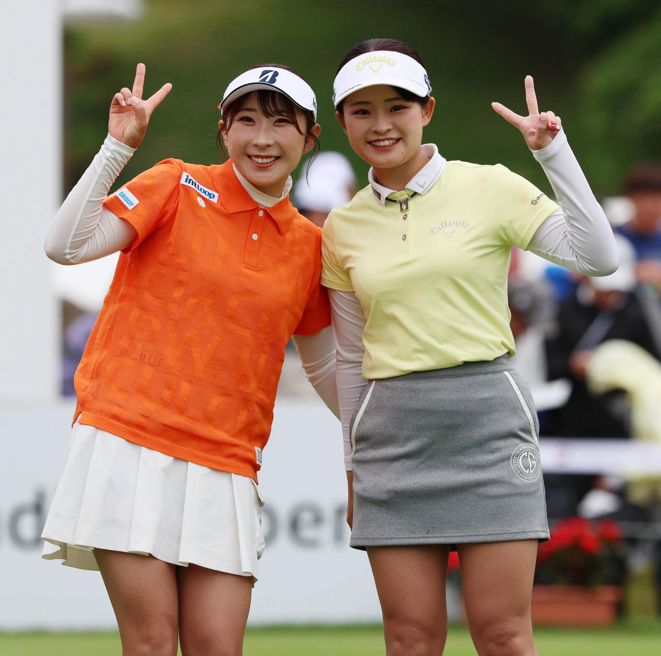 ブリヂストンレディース第3日　10番、ティーショットを終えた永嶋花音（左）と政田夢乃は笑顔でカメラに向かってポーズを決める（撮影・加藤哉）