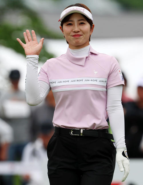 ブリヂストンレディース第3日　10番、ティーショットを終え手を振りながら歩き出す蛭田みなみ（撮影・加藤哉）