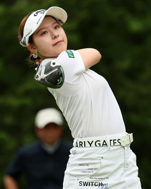 ブリヂストンレディース第3日　9番、ティーショットを放つ吉田鈴（撮影・加藤哉）