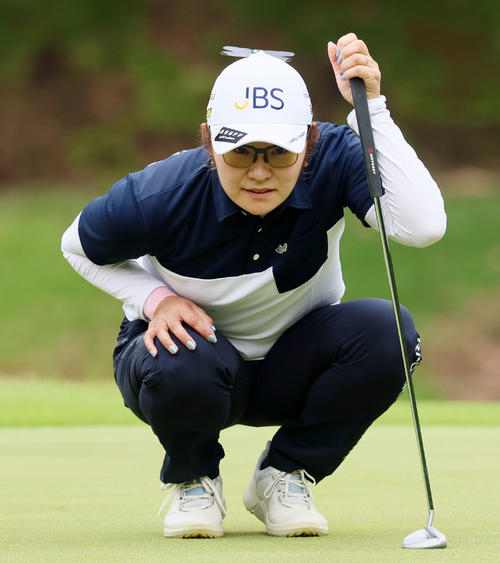 ブリヂストンレディース第3日　9番、グリーンのラインを見る藤田さいき（撮影・加藤哉）