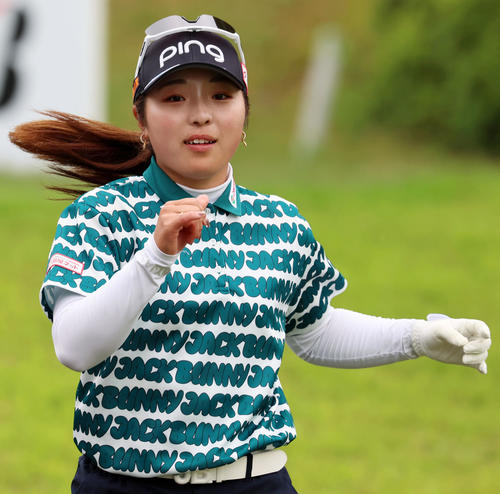 ブリヂストンレディース第3日　15番、ティーショットを終え駆け出す佐久間朱莉（撮影・加藤哉）