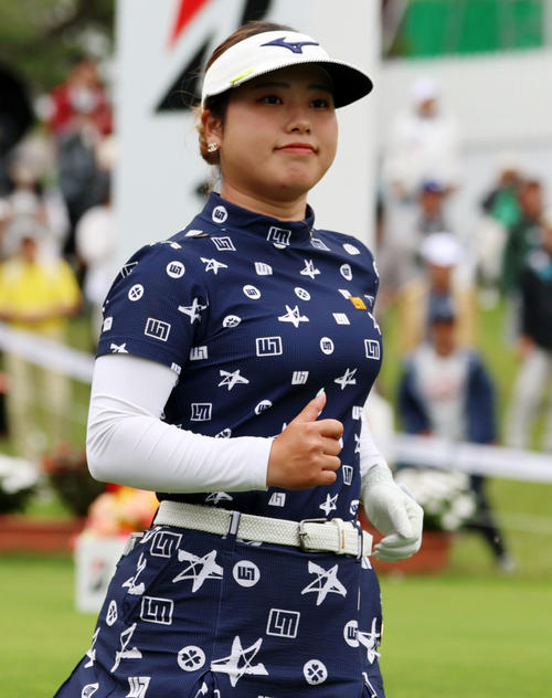 ブリヂストンレディース第3日　1番、ティーショットを終え駆け出す仲村果乃（撮影・加藤哉）
