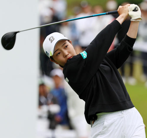ブリヂストンレディース第3日　1番、ティーショットを放つ佐藤心結（撮影・加藤哉）