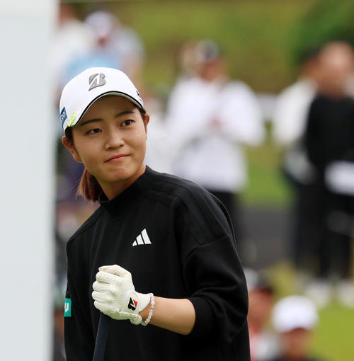 ブリヂストンレディース第3日　1番、ティーショット前に明るい表情を見せる佐藤心結（撮影・加藤哉）