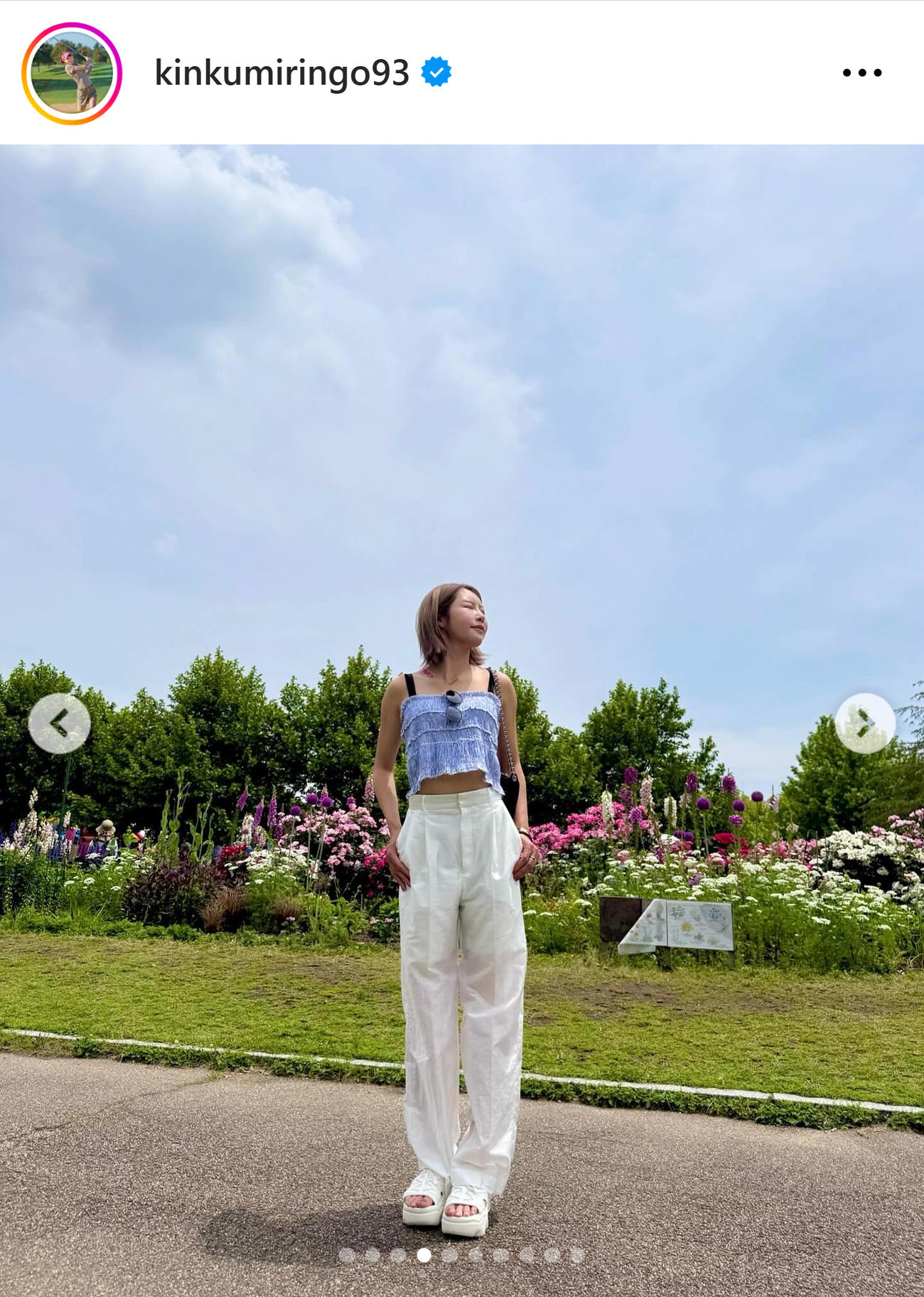へそ出しコーデの金田久美子（金田久美子のインスタグラムから）