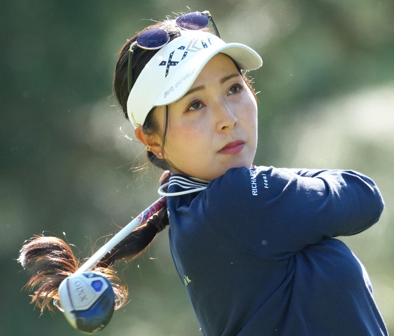 2番、ティーショットを放つ青木瀬（撮影・足立雅史）
