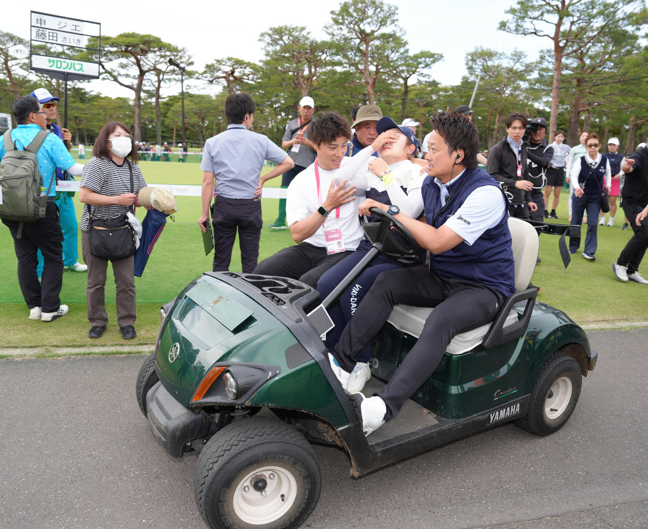 プレーオフで敗れた藤田さいきはカートに乗せられ会場を後にする（2025年5月11日）