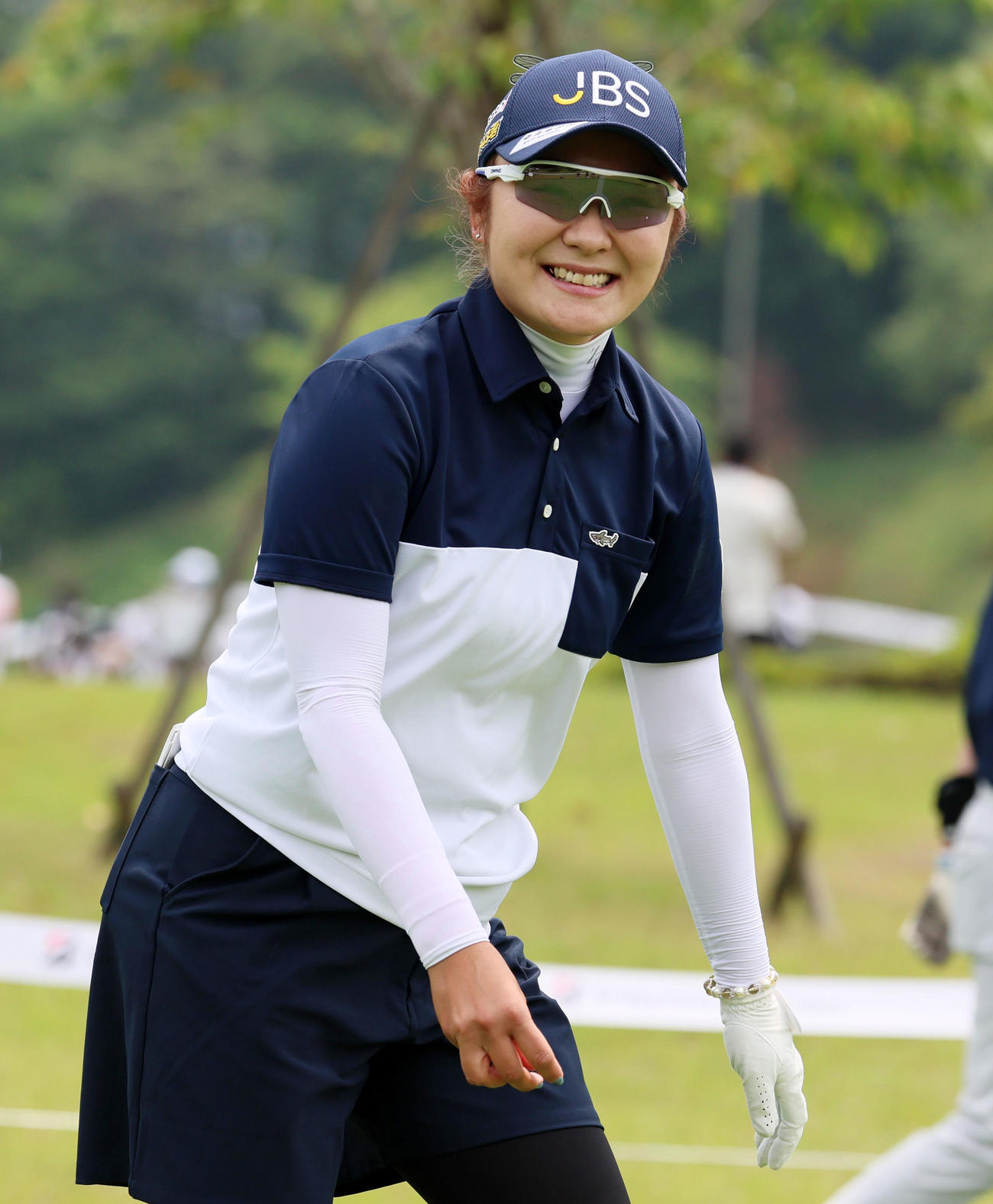 10番、ティーショットを打ち終え笑顔を見せる藤田さいき（撮影・加藤哉）