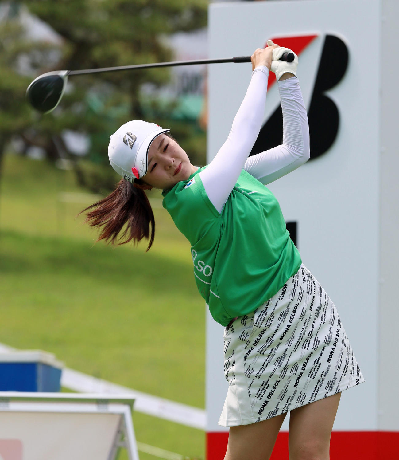 プロアマ戦に出場し1番でティーショットを放つ川崎春花（撮影・加藤哉）