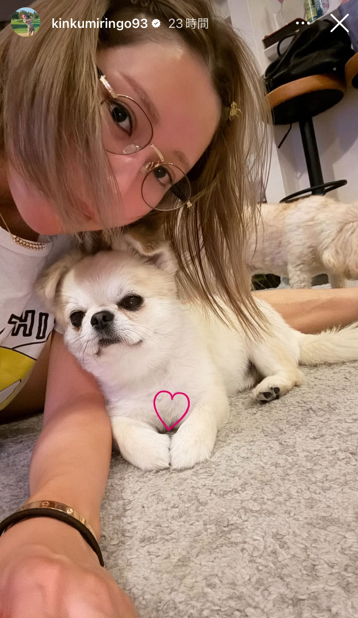 お風呂上がりに愛犬とたわむれる（金田久美子のインスタグラムから）