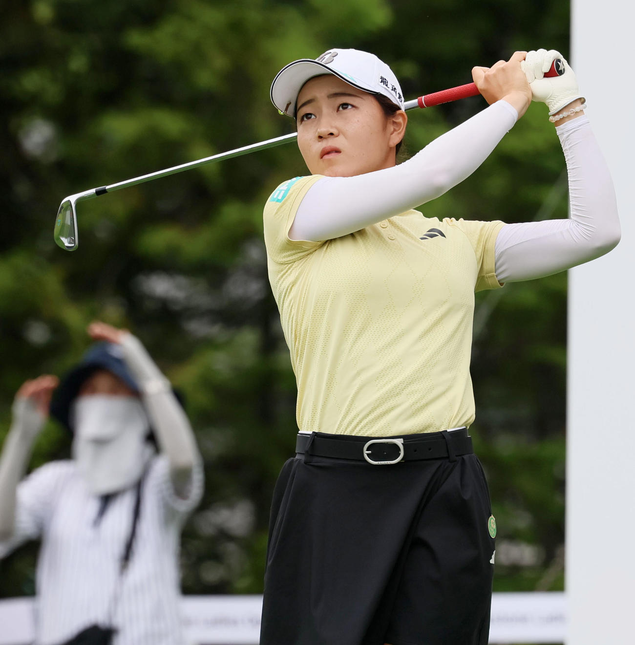 15番、ティーショットを放つ佐藤心結（撮影・加藤哉）