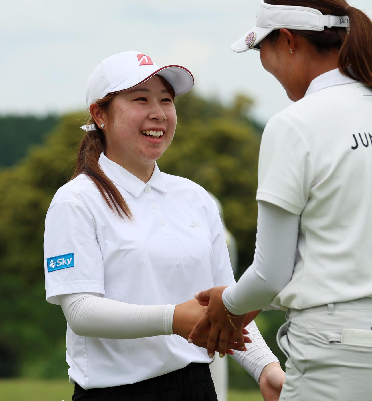 18番、初日6アンダーでホ－ルアウトし笑顔を見せる荒木優奈（撮影・加藤哉）