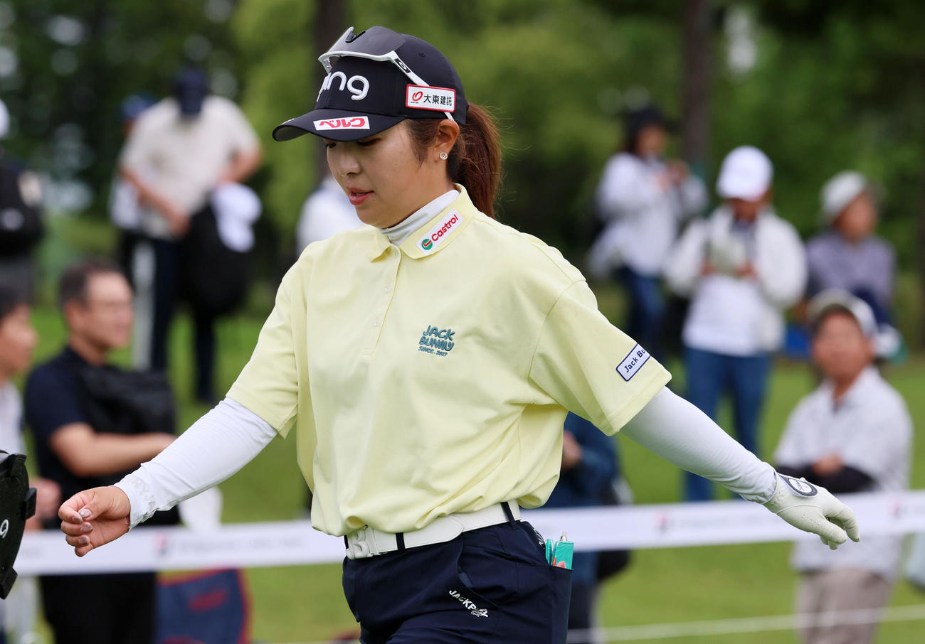 10番、ティーショットを打ち終え移動する佐久間朱莉（撮影・加藤哉）