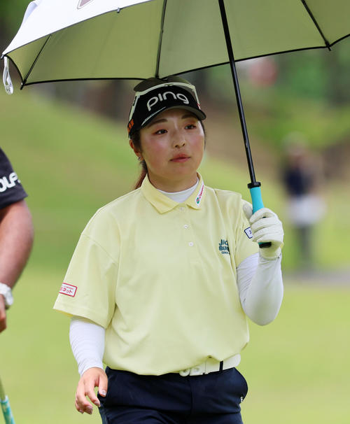 9番、グリーンへ向かう佐久間朱莉（撮影・加藤哉）