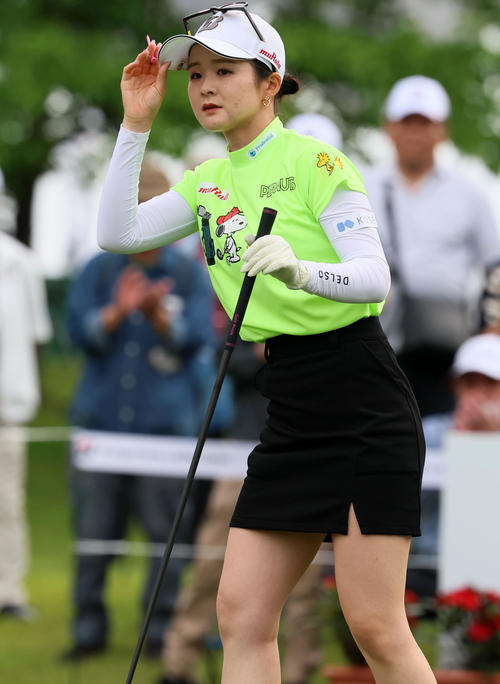 10番、ティーショットを放った川崎春花（撮影・加藤哉）