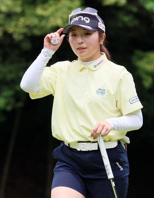 9番、初日6アンダーでホ－ルアウトした佐久間朱莉（撮影・加藤哉）