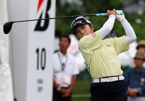 10番、ティーショットを放つ佐久間朱莉（撮影・加藤哉）