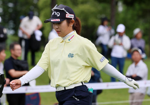 10番、ティーショットを打ち終え移動する佐久間朱莉（撮影・加藤哉）