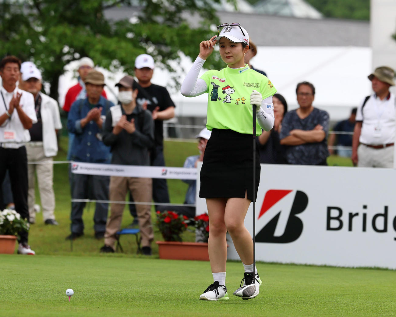 ブリヂストンレディース第1日　10番、ティーグラウンドであいさつする川崎春花（撮影・加藤哉）