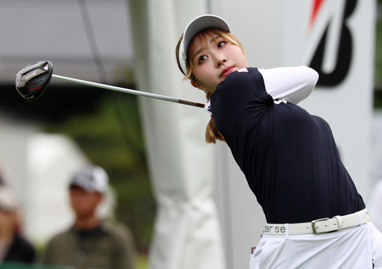 ブリヂストンレディース第1日　10番、ティーショットを放つ都玲華（撮影・加藤哉）