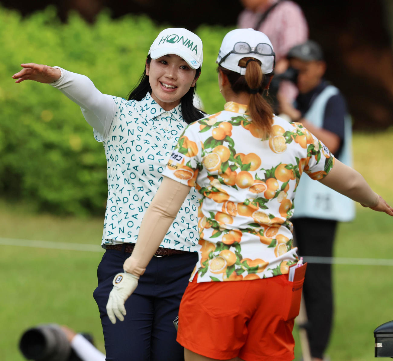 ブリヂストンレディース第1日　初日4アンダーでホールアウトし同伴競技者と笑顔でハグする葭葉ルミ（撮影・加藤哉）