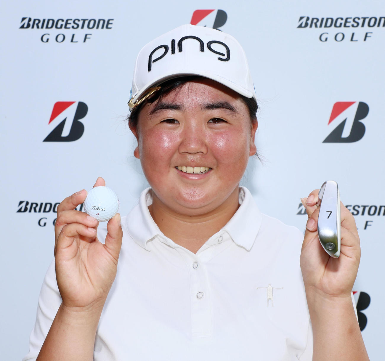 ブリヂストンレディース第1日　4番でホールインワンを達成したアマチュアの中嶋月葉はクラブとボールを持って記念写真に納まる（撮影・加藤哉）