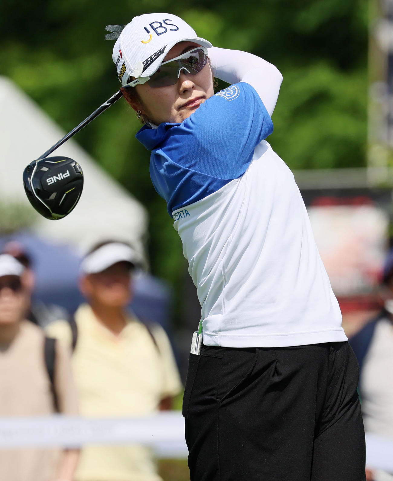 ブリヂストンレディース第1日　10番、ティーショットを放つ藤田さいき（撮影・加藤哉）