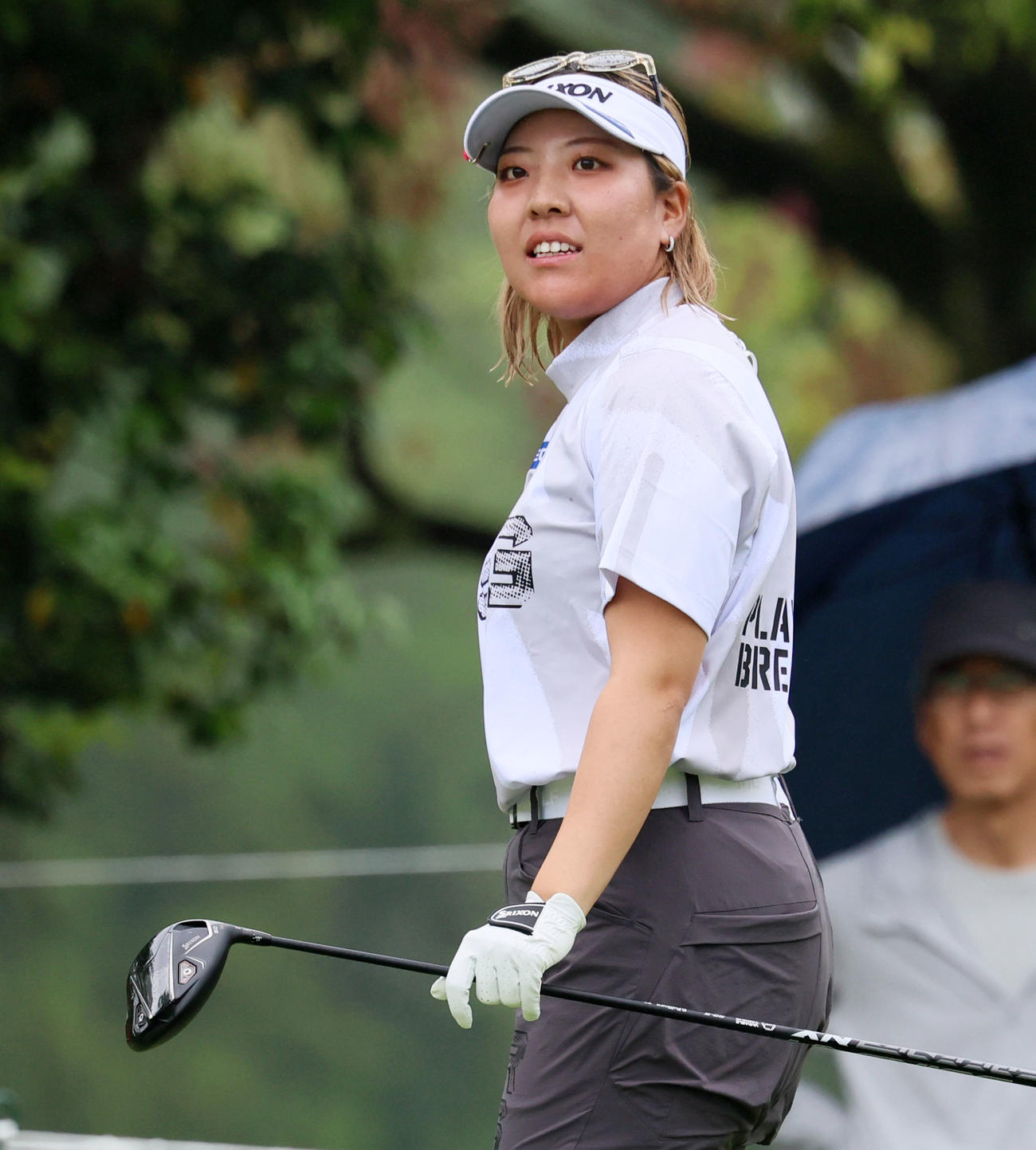 ブリヂストンレディース第2日　11番、ティーショットを放った仁井優花（撮影・加藤哉）