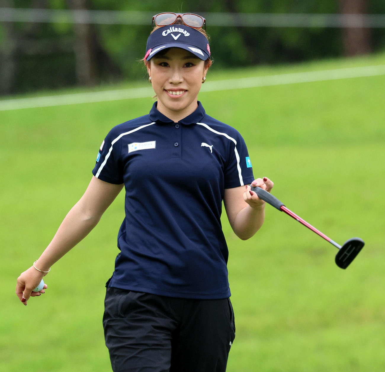 ブリヂストンレディース第2日　10番、バーディーパットを決め笑顔を見せる木村彩子（撮影・加藤哉）