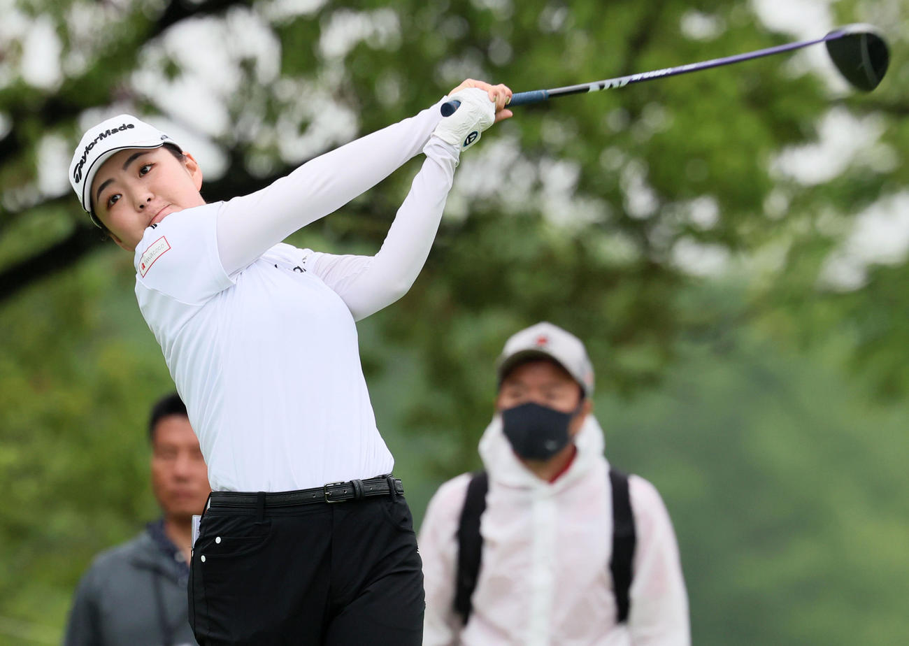 ブリヂストンレディース第2日　11番、ティーショットを放つ山内日菜子（撮影・加藤哉）