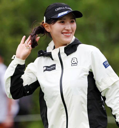 ブリヂストンレディース第2日　11番、笑顔を見せる臼井麗香（撮影・加藤哉）