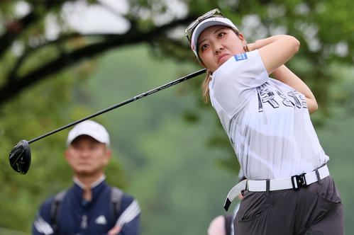 ブリヂストンレディース第2日　11番、ティーショットを放つ仁井優花（撮影・加藤哉）