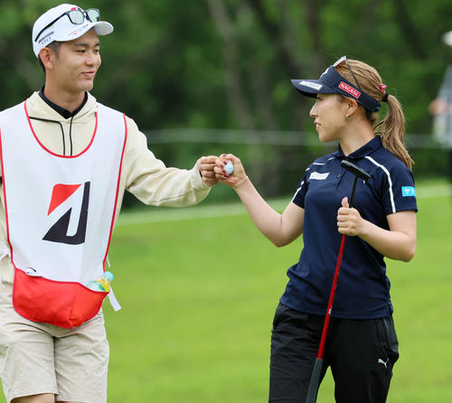 ブリヂストンレディース第2日　10番、バーディーパットを決めキャディーとタッチする木村彩子（撮影・加藤哉）