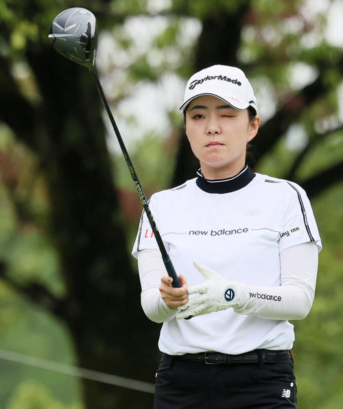 ブリヂストンレディース第2日　11番、ティーショットの狙いを定める山内日菜子（撮影・加藤哉）