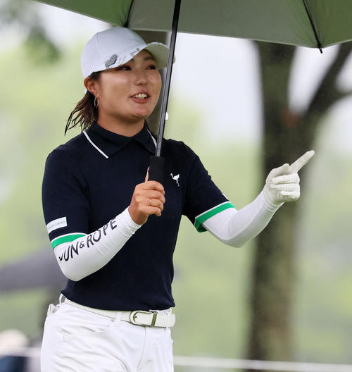 ブリヂストンレディース第2日　11番、ティーショットを打ち終えフェアウェイを指さして移動する高橋彩華（撮影・加藤哉）