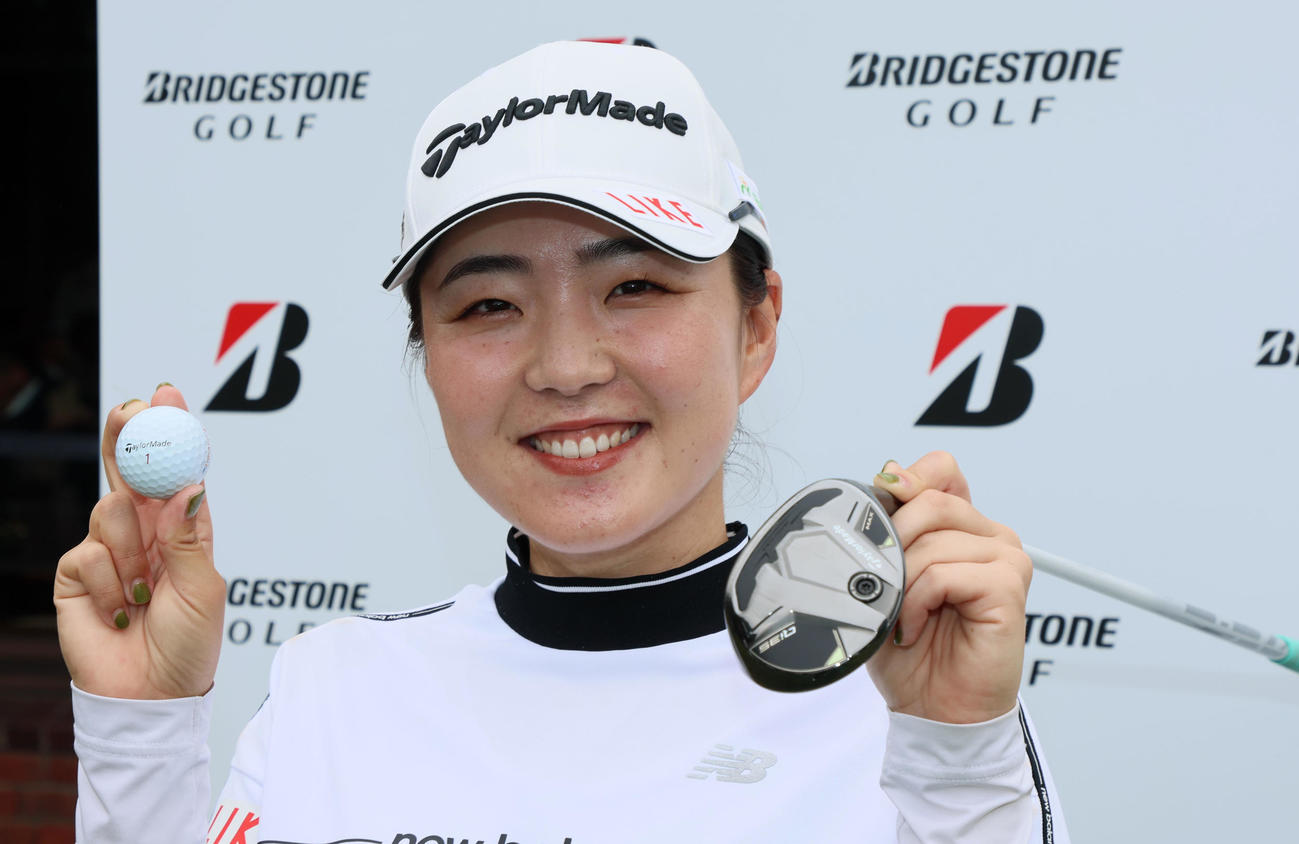 ブリヂストンレディース第2日　15番でホールインワンを達成しボールとクラブを手に笑顔で写真に納まる山内日菜子（撮影・加藤哉）