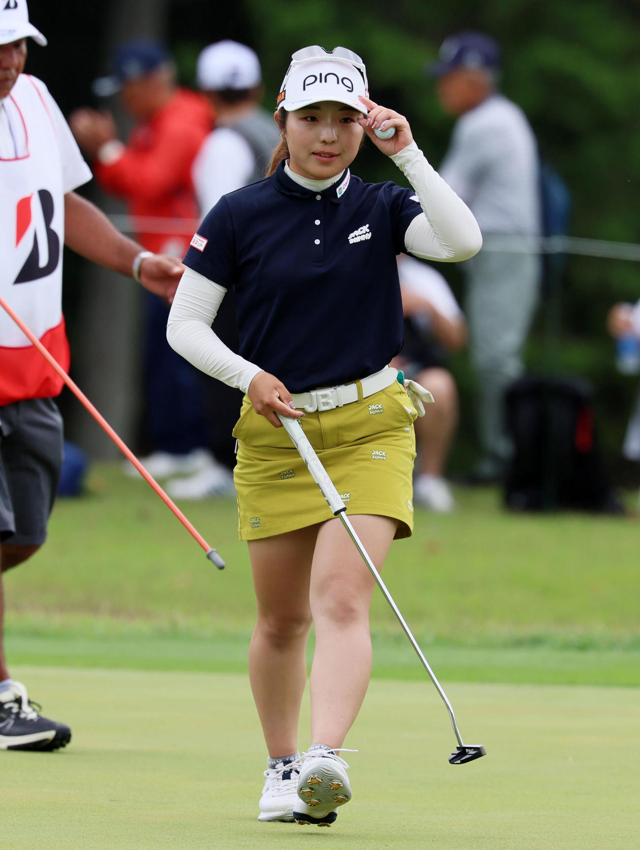 ブリヂストンレディース第2日　8番、パーパットを沈める佐久間朱奈（撮影・加藤哉）