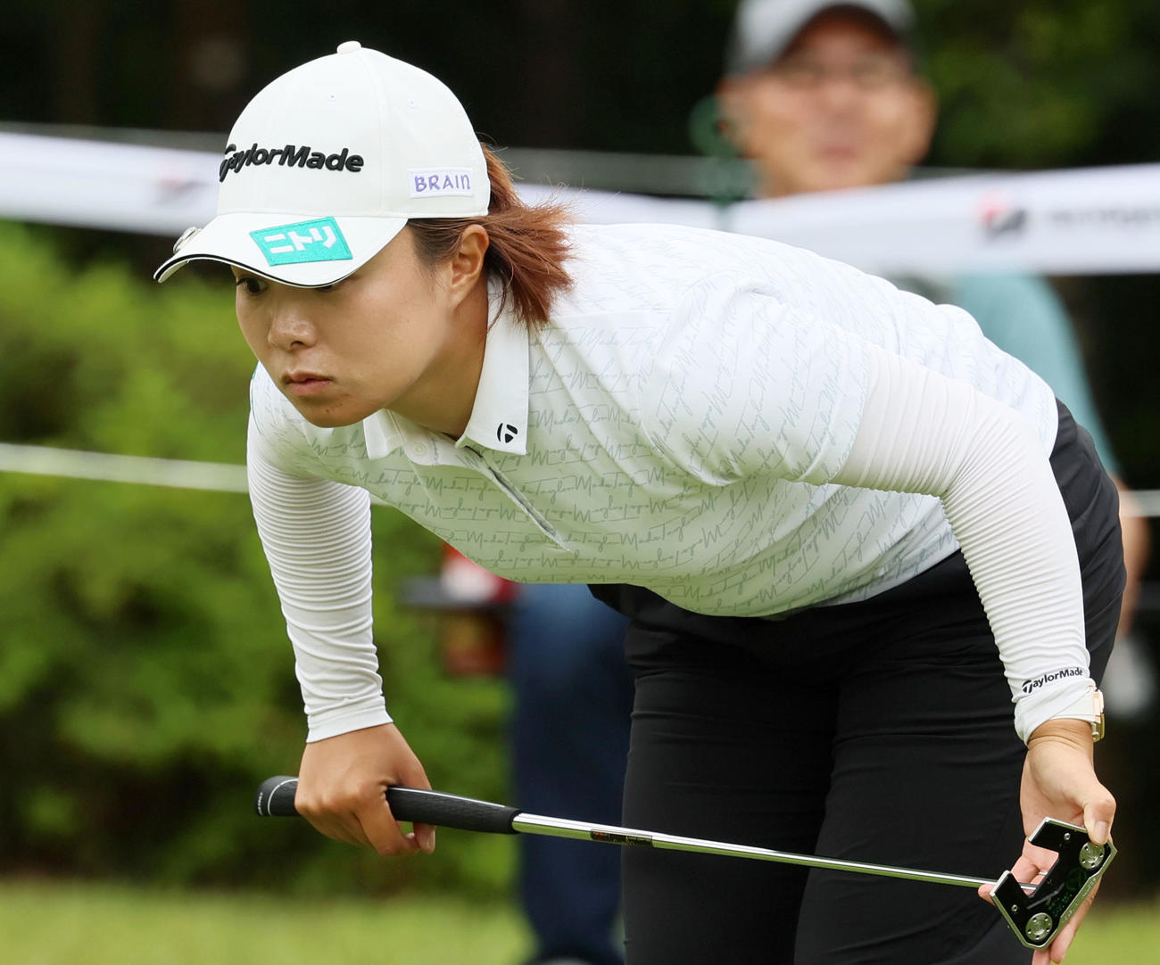 ブリヂストンレディース第2日　15番、グリーンのラインを見る永峰咲希（撮影・加藤哉）