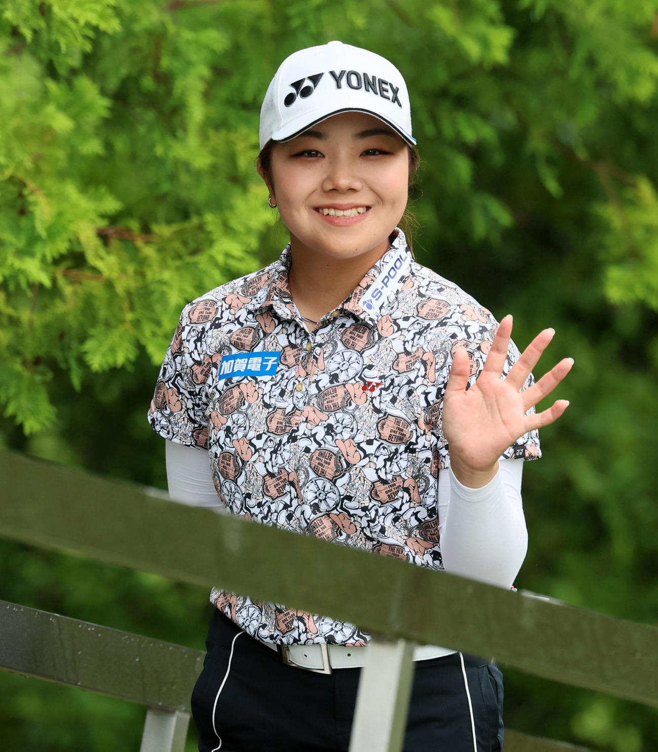 ブリヂストンレディース第2日　9番を終えコース間移動の途中に笑顔で手を振る大久保柚季（撮影・加藤哉）