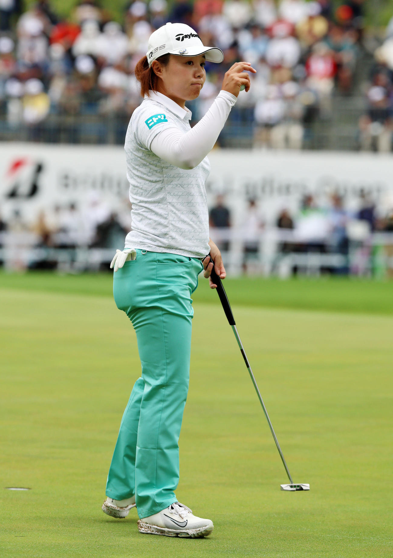 ブリヂストンレディース第2日　18番、パーセーブでホールアウトした永峰咲希（撮影・加藤哉）
