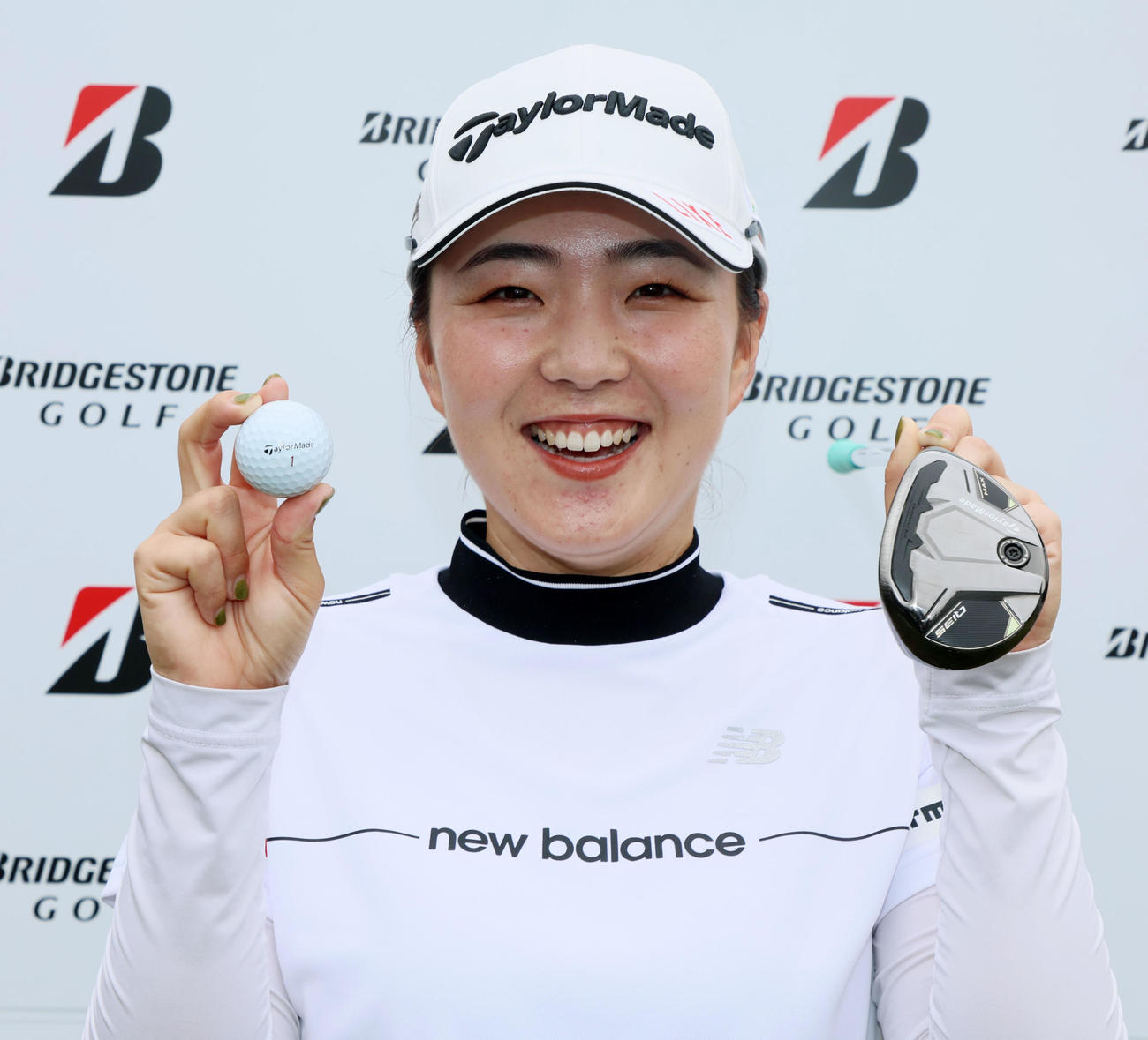 ブリヂストンレディース第2日　15番でホールインワンを達成しボールとクラブを手に笑顔で写真に納まる山内日菜子（撮影・加藤哉）
