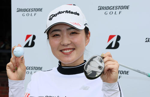 ブリヂストンレディース第2日　15番でホールインワンを達成しボールとクラブを手に笑顔で写真に納まる山内日菜子（撮影・加藤哉）